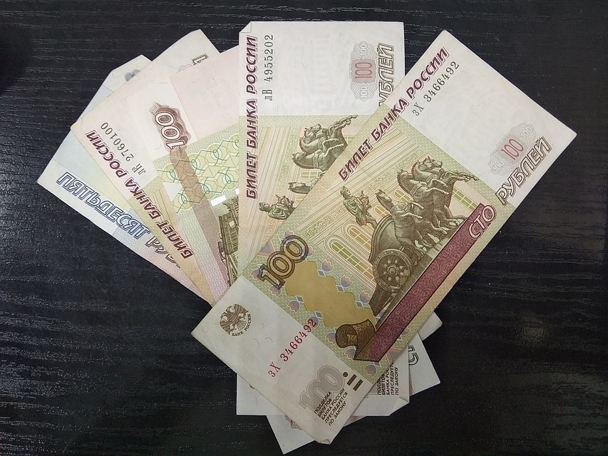 Выплатить все должны были в пятницу, но средства дойдут до получателей только в понедельник