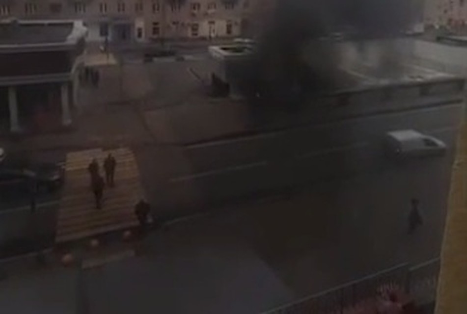 Из тоннеля валит черный дым