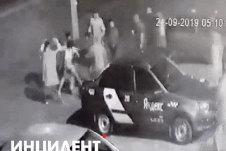 Били толпой: драка возле ночного клуба в Кемерове попала на видео. ФОТО: кадр видео vk.com, "Инцидент Кемерово"