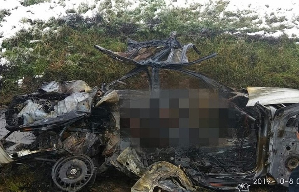 Автомобиль сгорел вместе с людьми.