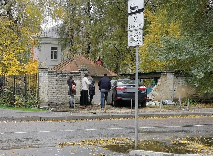 "Тойота" снесла забор у одной из беседок.