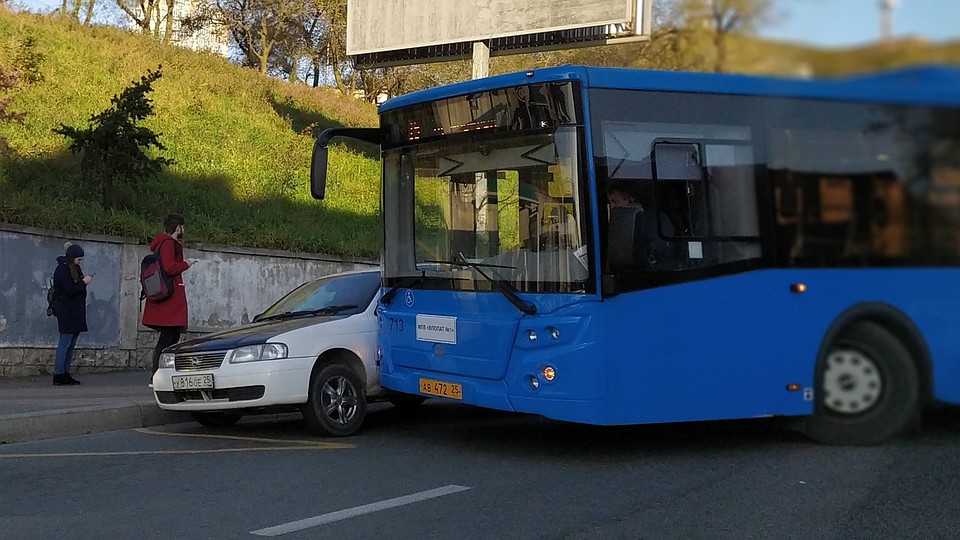 Авария произошла на остановке общественного транспорта