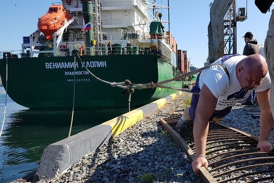 Многотонное судно удалось сдвинуть с первой попытки. Фото: предоставлено для "КП"-Владивосток" Иваном Савкиным