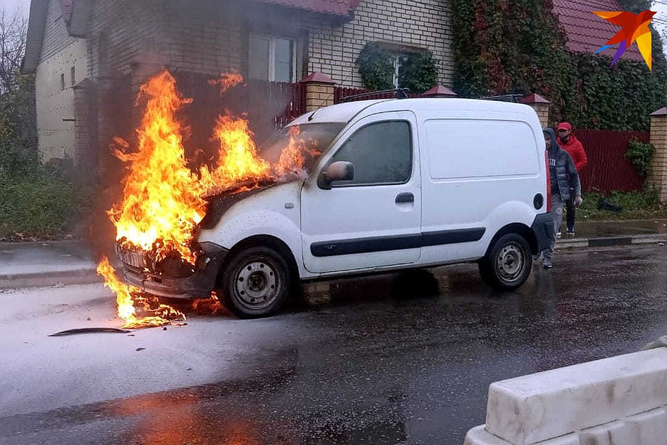 Когда приехали пожарные, иномарка горела открытым пламенем.