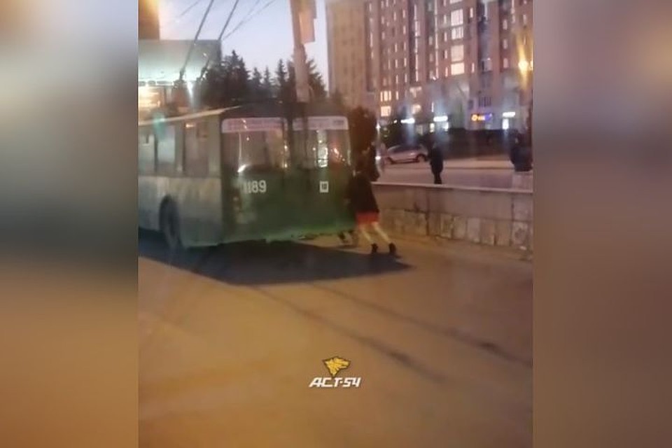 Сильные женщины и коня на скаку остановят, и троллейбус подтолкнут.