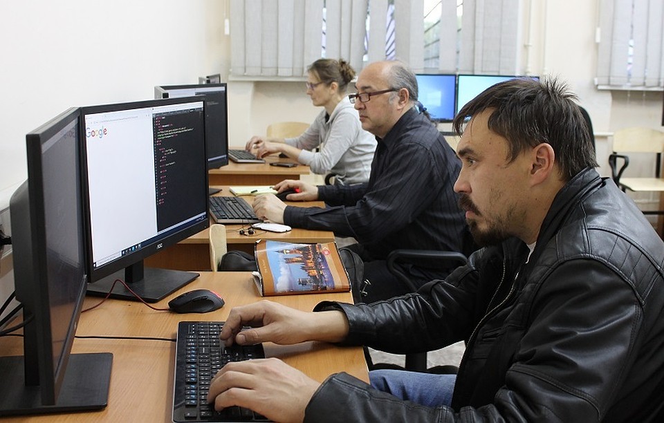 Перед каждым студентом - два монитора, чтобы работать самому и отслеживать действия наставника