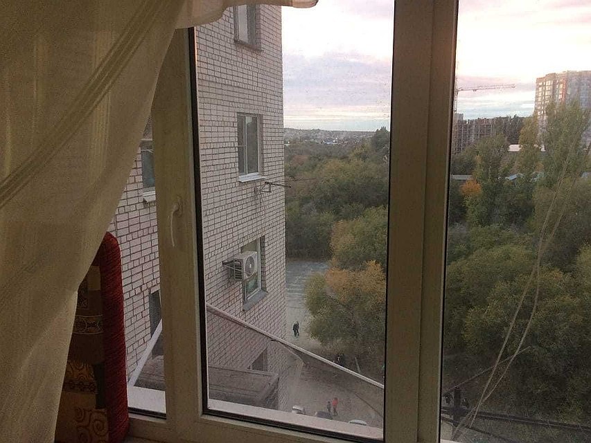 Малыша, стоящего на подоконнике открытого окна, заметили прохожие.