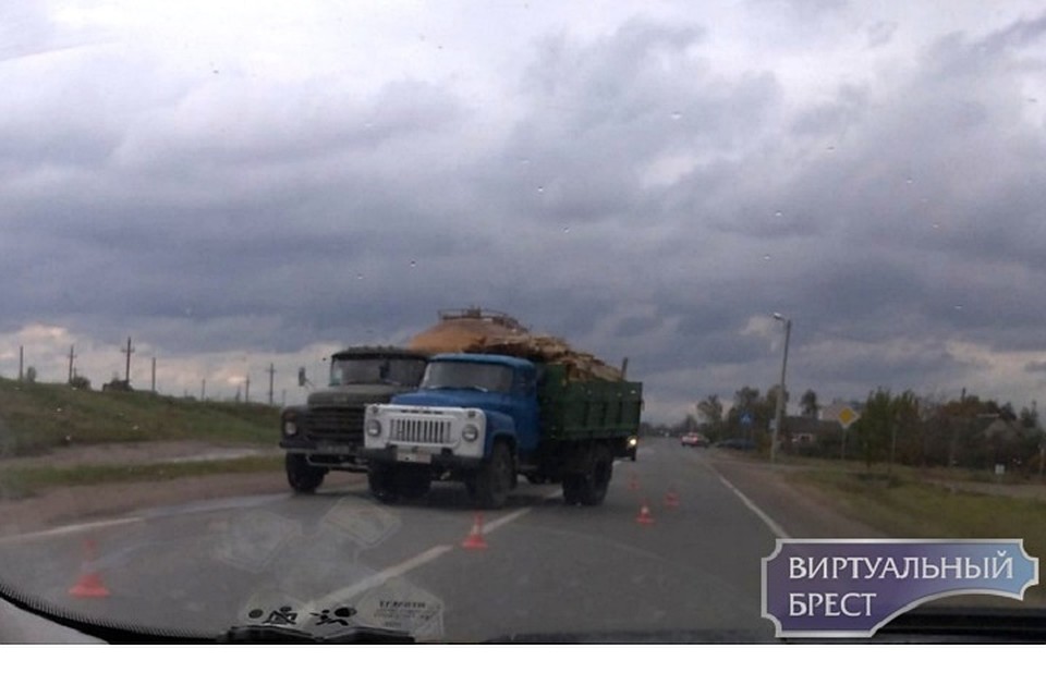 Лесовоз столкнулся с муковозом. Фото: "Виртуальный Брест".