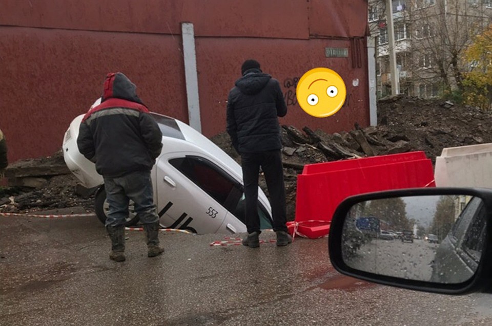 В Твери легковушка провалилась в вырытую коммунальщиками яму Фото: vk.com/"Подслушано Тверь"