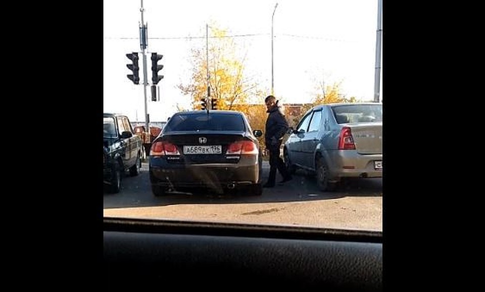 Тюменский неадекват накинулся авто, которое стояло на парковке. Скриншот из видео.