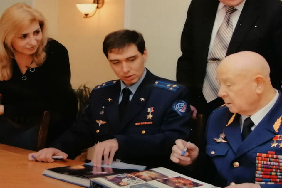 Алексей Леонов вместе с космонавтом Сергеем Волковым расписываются в книге "Космонавтика СССР". ФОТО: Личный архив Елены Шинкаренко