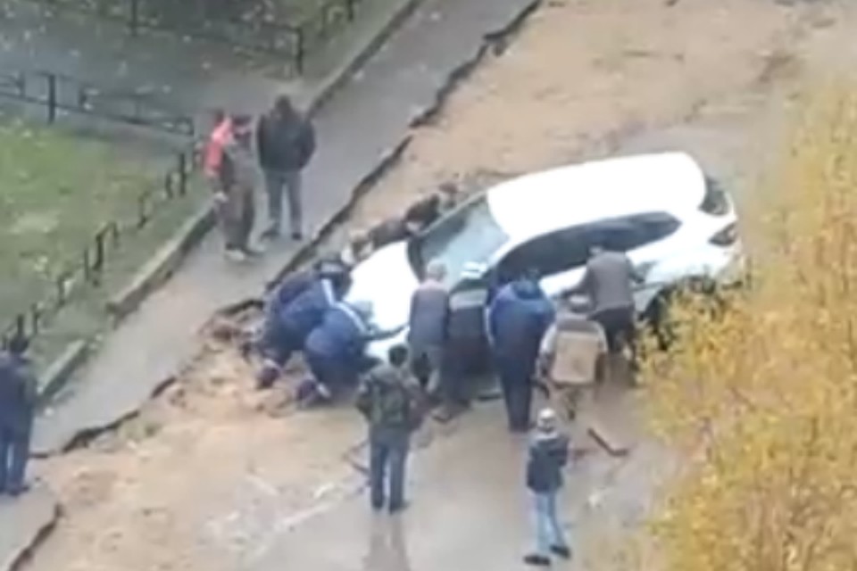 Петербуржцы вытащили на руках каршеринг из ямы