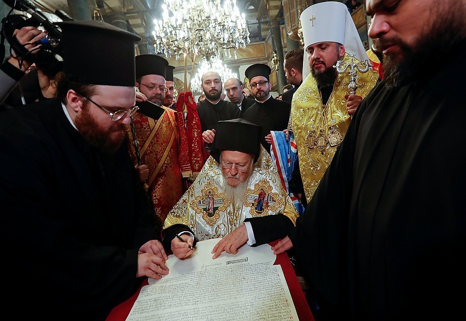 Патриарх Константинопольский Варфоломей вручил в воскресенье митрополиту Епифанию