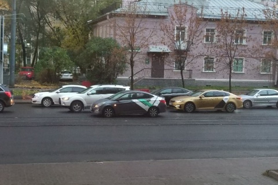 Припарковать авто на трамвайных путях и спокойно уйти - верх наглости. Но для этого водителя это, похоже, в порядке вещей.