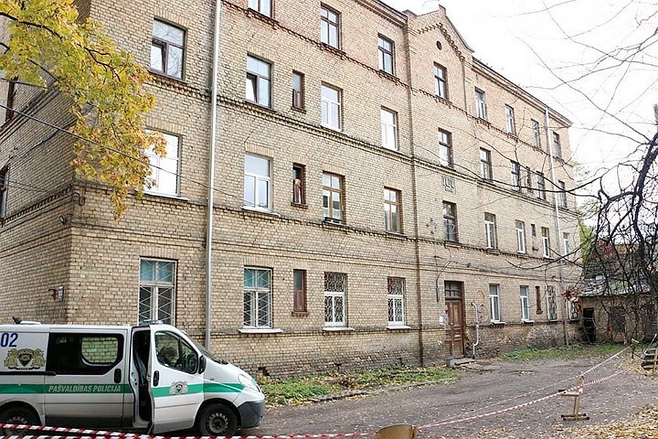 На четвертом этаже жилого дома в центре Риги обвалился потолок. Фото: с сайта rus.db.lv