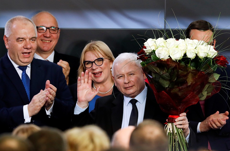 Лидер правящей партии Польши "Право и справедливость" (PiS) Ярослав Качиньский (с цветами)