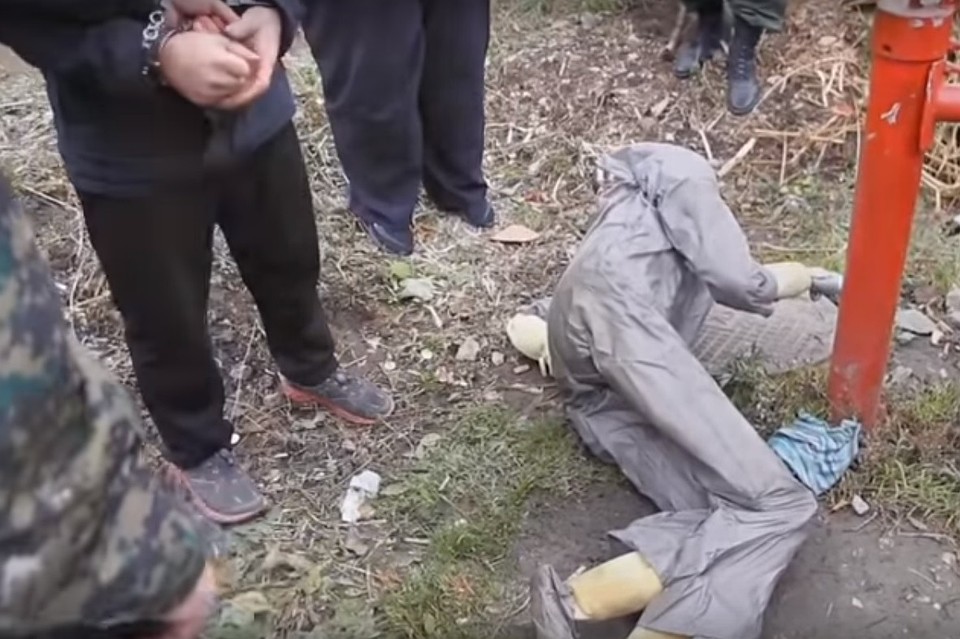 Подозреваемый показал, как сбрасывал труп Ксении в колодец в частном секторе. Фото: кадр с видео