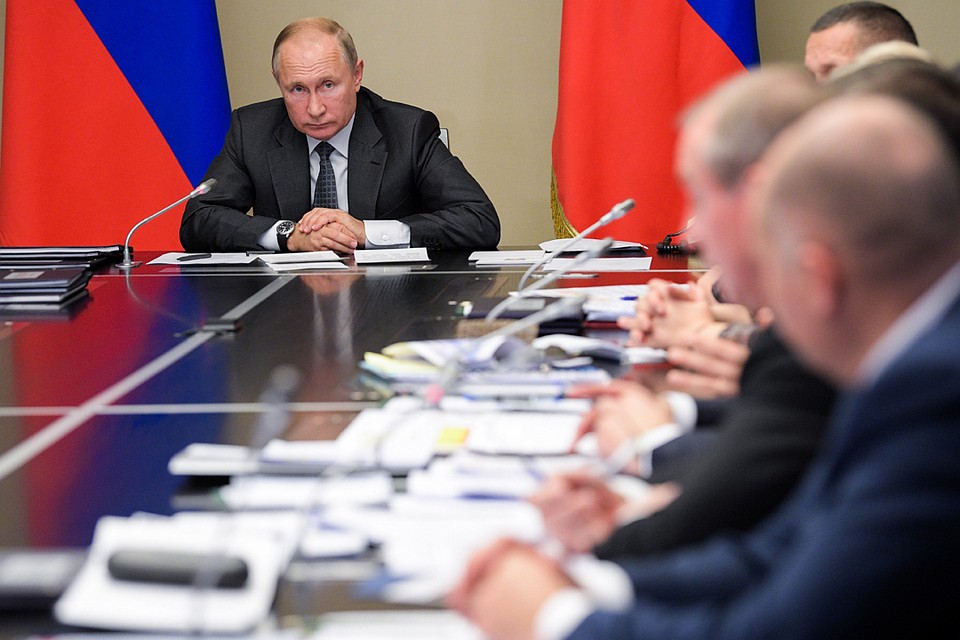 Президент Путин провел совещание по вопросам ликвидации последствий паводков в Иркутской области и на Дальнем Востоке. Фото: Михаил Климентьев/ТАСС