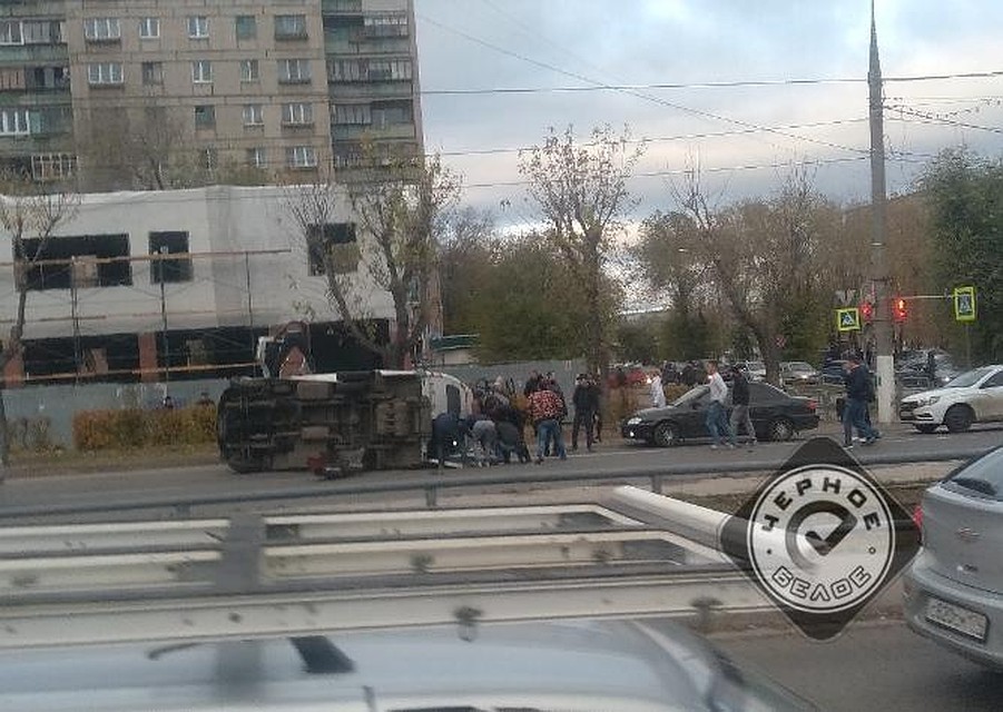 Людей вытаскивали через заднюю дверь. Фото: соцсети.
