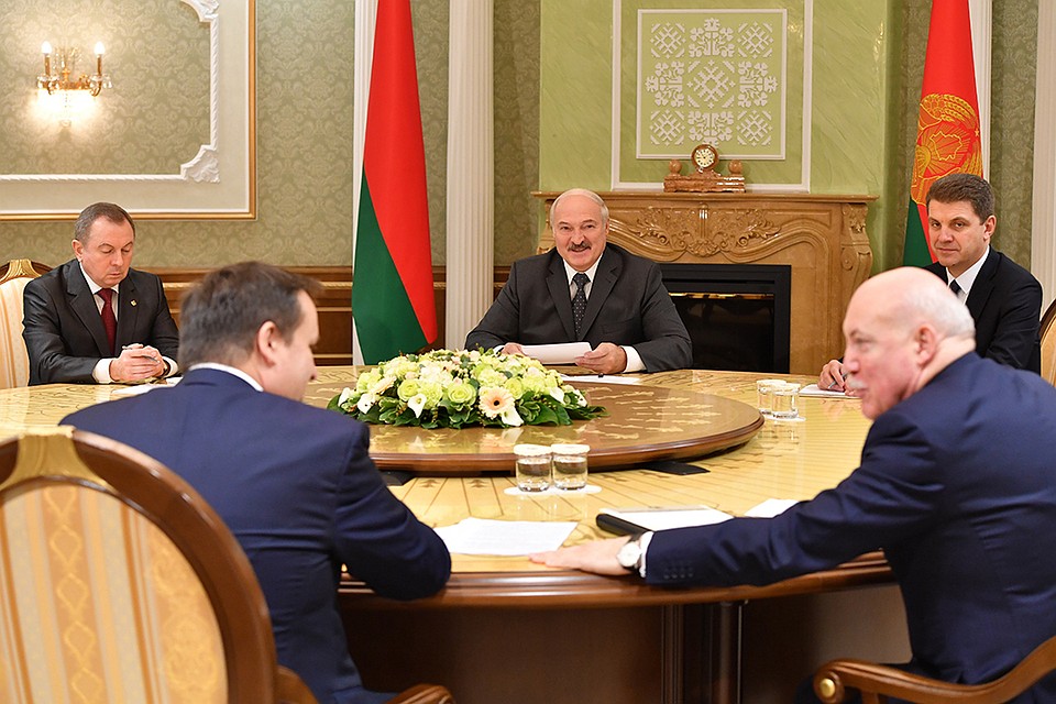 Александр Лукашенко во время встречи с губернатором Новгородской области Андреем Никитиным. Фото: БелТА
