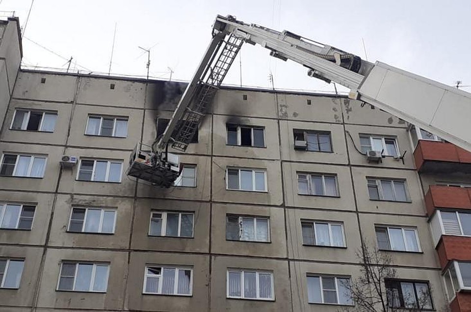Загорелась квартира на 9-м этаже. Фото: ГУ МЧС России по Челябинской области.