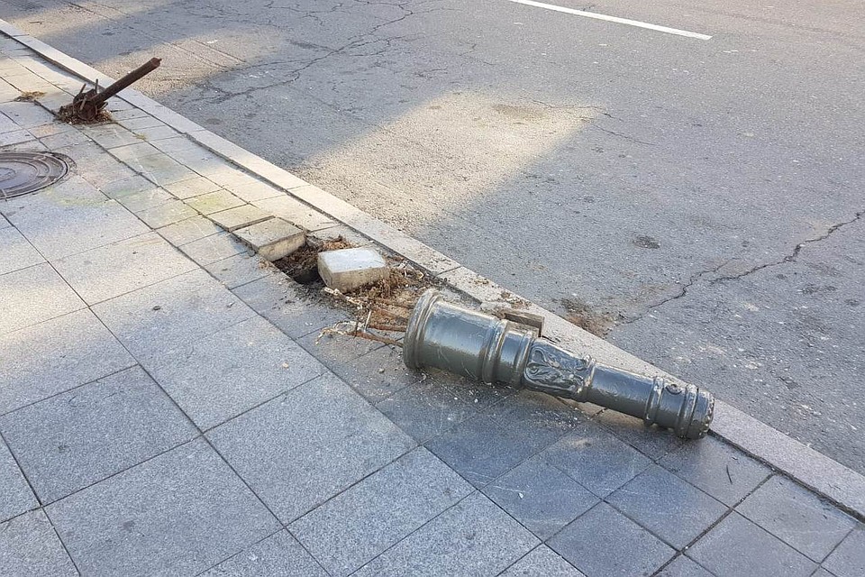 Водитель снес 3 столбика и испортил около 20 метров цепи. Фото предоставлено очевидцем