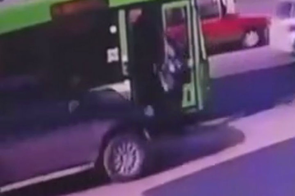 Подросток попал под колеса внедорожника, выходя из автобуса на улице Трактовая, в Иркутске. Фото: группа "ДТП 38RUS"