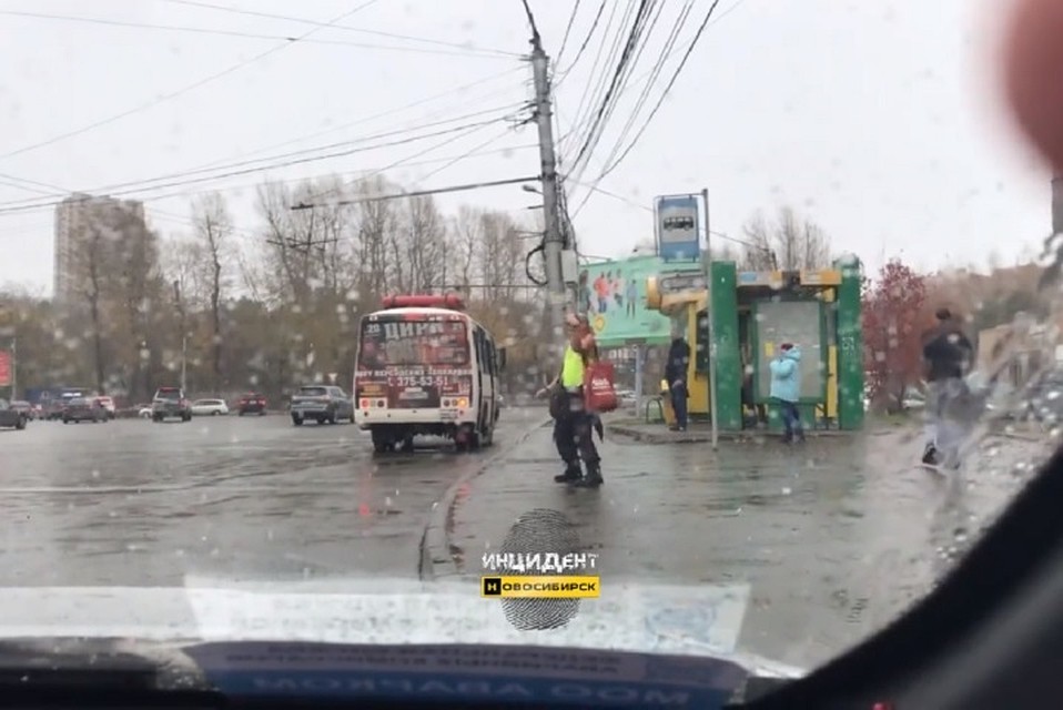 Новосибирцев рассмешил танцующий мужчина. Фото: Кадр из видео