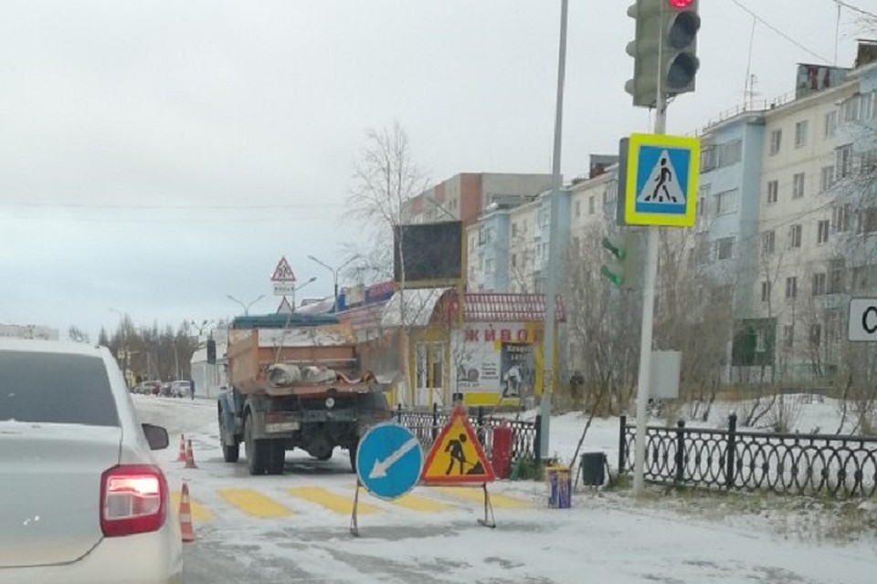 На Ямале дорожники нанесли разметку на снег Фото: группа «Злой и добрый надымчанин» vk.com