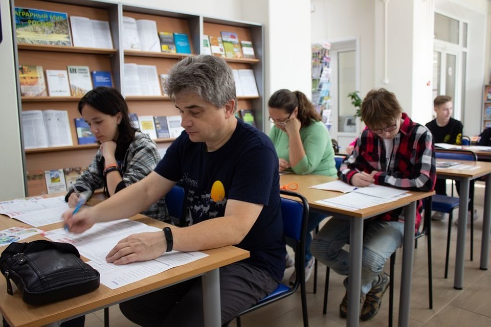 Есть люди, добровольно решающие задачки и пишущие диктанты в свой выходной. Фото: сайт ИЦАЭ