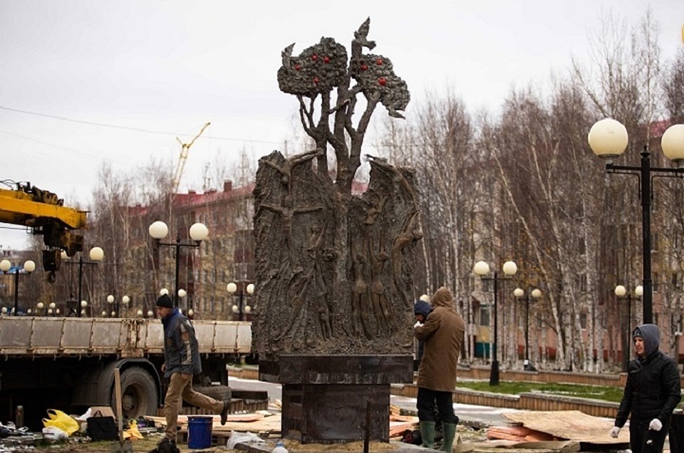 Памятник "Древо жизни" установили в честь погибших спорстменов. Фото из группы "Это юганс, детка, Нефтеюганск" в соцсети ВКонтакте