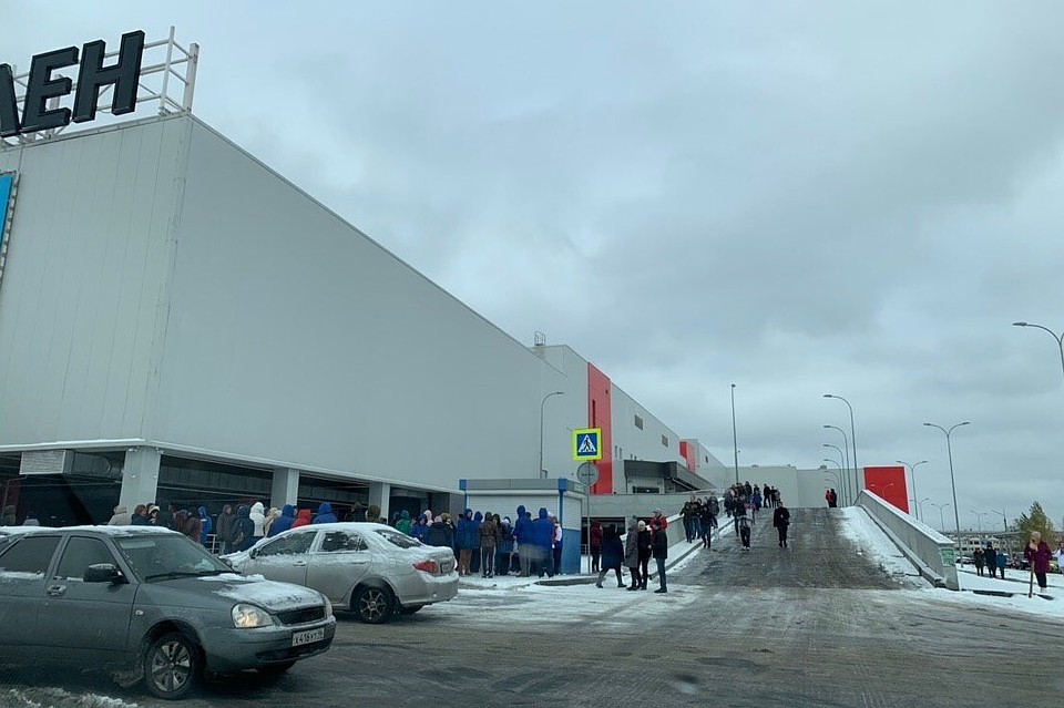 Эвакуация началась около 11:30. Фото: читатель КП