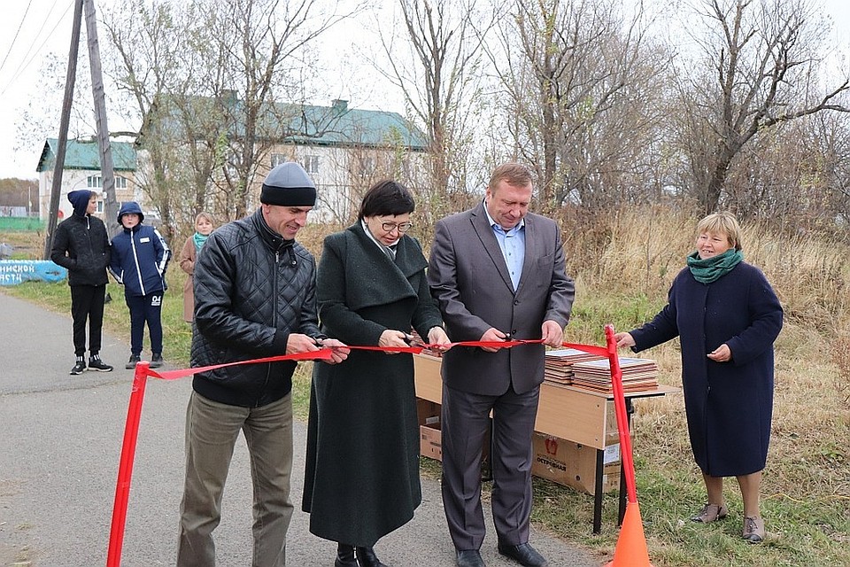 Открытие аллеи прошло с перерезанием красной ленточки. Фото: администрация МО «Макаровский городской округ»
