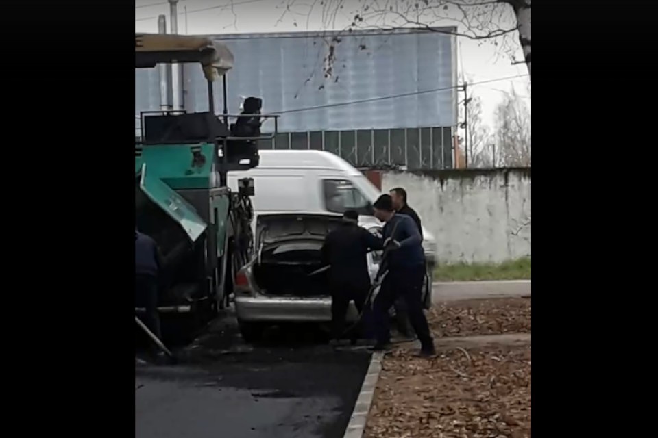 Странный ремонт в Торжке: не кладут асфальт, а убирают его. Фото: стоп-кадр, видео опубликовано в группе vk.com/public167364439