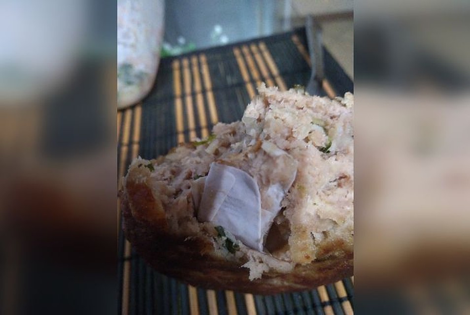 Сибирячка купила драники с бумагой внутри. Фото: "Ревизорро Новосибирск"