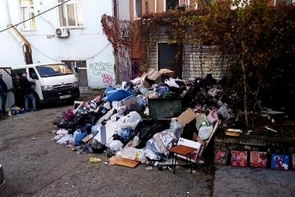 Двор в центре Владивостока обрастает мусором