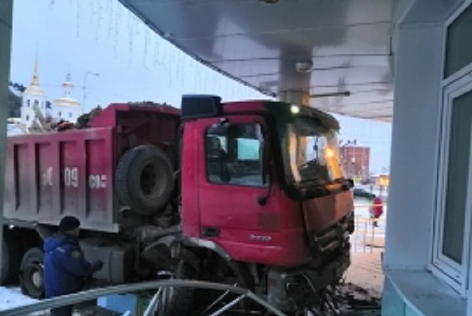 Опубликовано видео, как грузовик врезается в детский сад в Ханты-Мансийске. Фото с сайта МЧС России по ХМАО-Югре