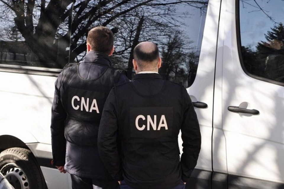 Задержание провели офицеры НАЦ и Антикоррупционной прокуратуры (Фото: echipa.md).