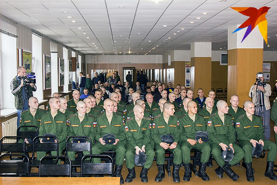 Новобранцы выслушали напутствие от военного комиссара Брянской области.