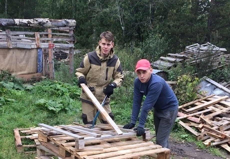 Новые вольеры строят студенты и школьники.