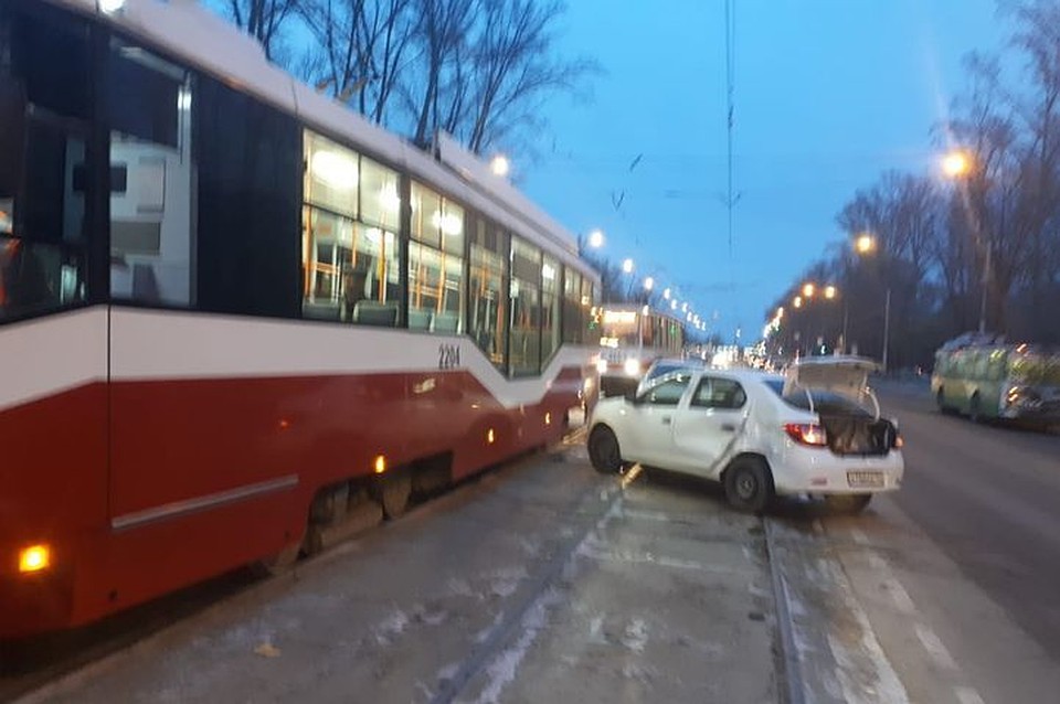 В Новосибирске столкнулись легковой автомобиль и трамвай. Фото:читатель КП-Новосибирск
