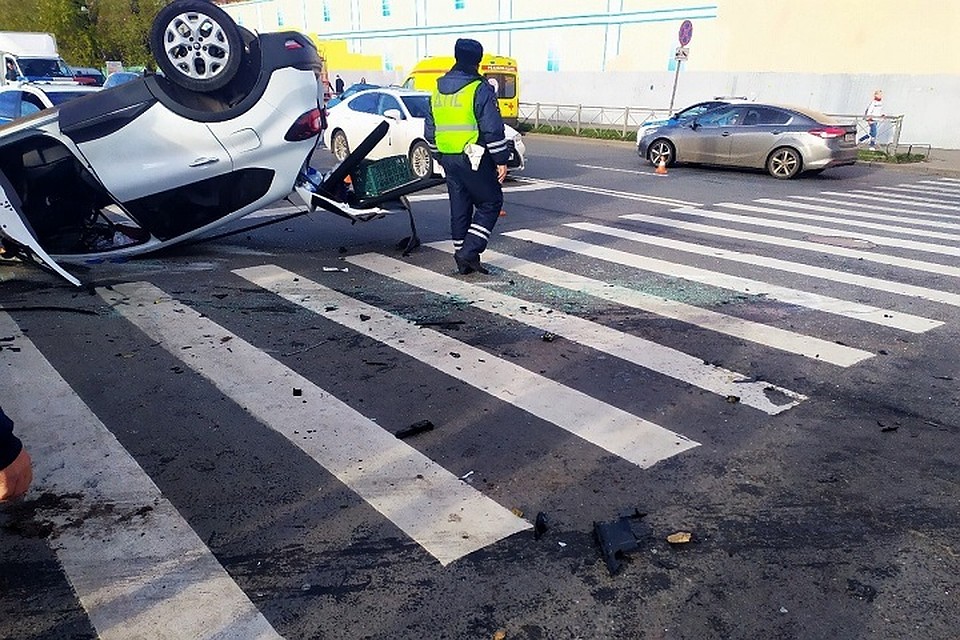 На углу Обводного канала и Лермонтовского проспекта "Рено" лег на крышу. Фото: vk.com/spb_today