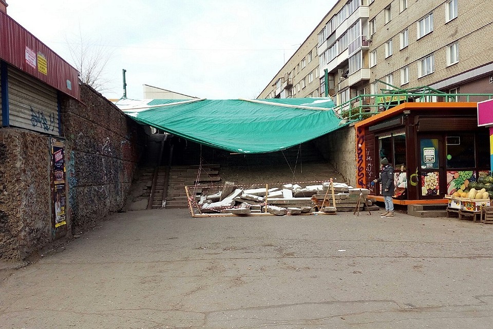 Лестницу накрыли навесом.