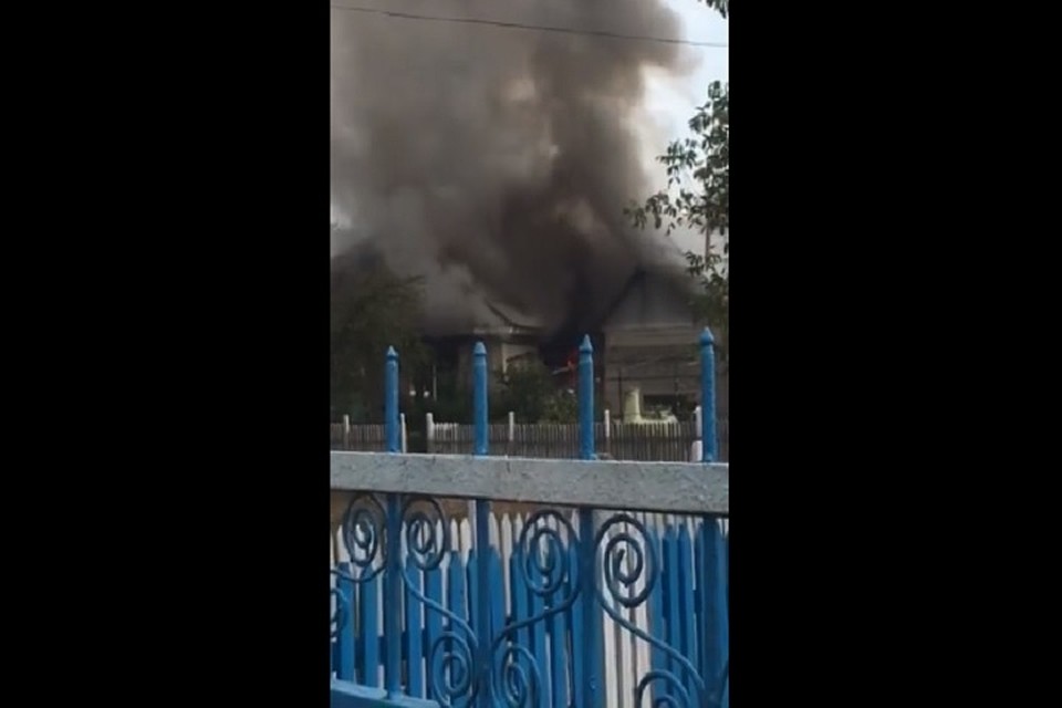 Водитель цистерны с водой вовремя заметил пылающий дом (Фото: скрин с видео).
