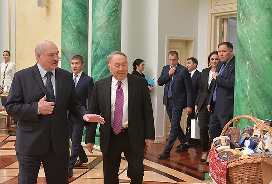 Назарбаев и Лукашенко обменялись подарками. Фото: пресс-служба президента
