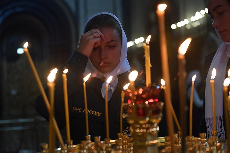 Свеча - это символ нашей веры. Фото: Владимира Веленгурина.