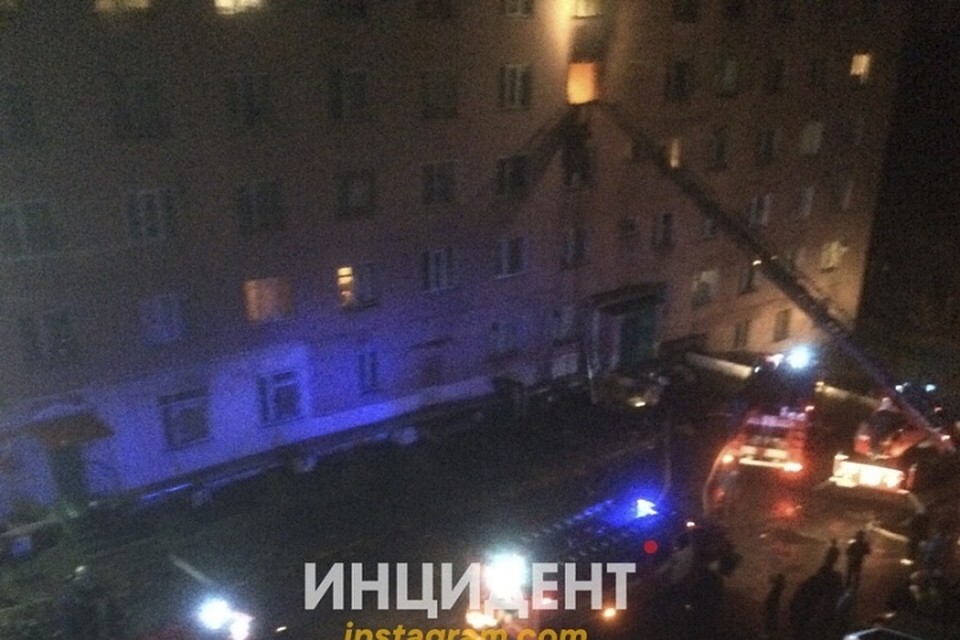 42 пожарных боролись с огнем в многоквартирном доме в Кемерове. ФОТО: vk.com, "Инцидент Кемерово".