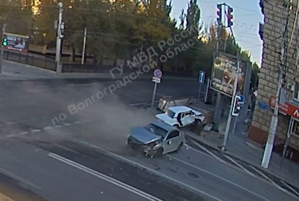 "Семерка" от удара вылетела на тротуар.