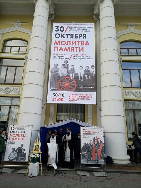 Акция проходит у кинотеатра "Спартак". Фото Аллы Кузнецовой.