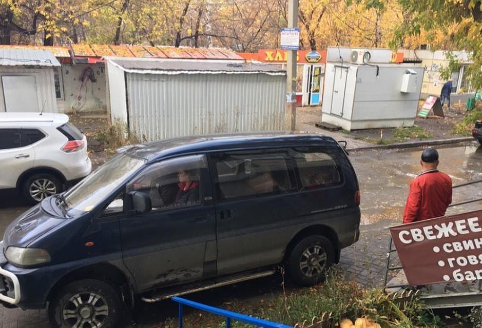 Так выглядят задворки остановки "8-й микрорайон". Фото: Марина Лукина.
